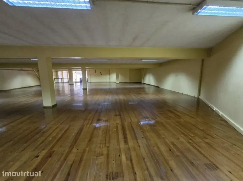 Loja vc Armazém com cerca de 950 m² divididos em 2 andares.