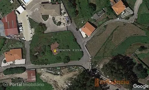 Prédio Urbano com casa em ruína.