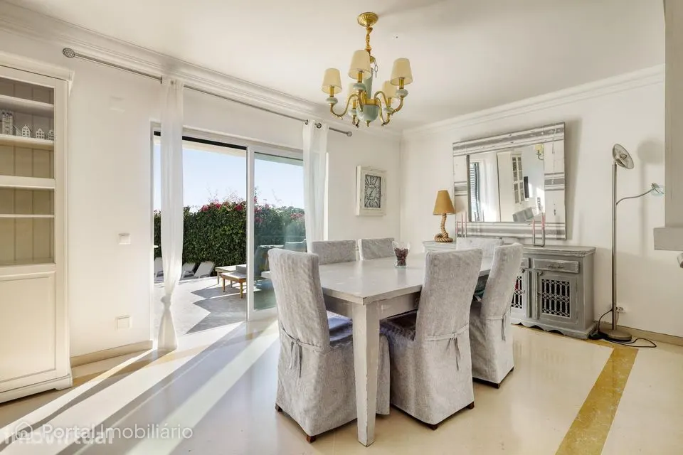 Moradia T4+1 com Piscina, Jardim e Três Pisos | Estoril