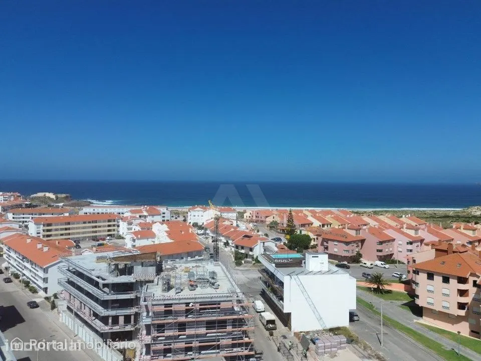 Apartamento T4 novo na Praia da Consolação com piscina e garagem.