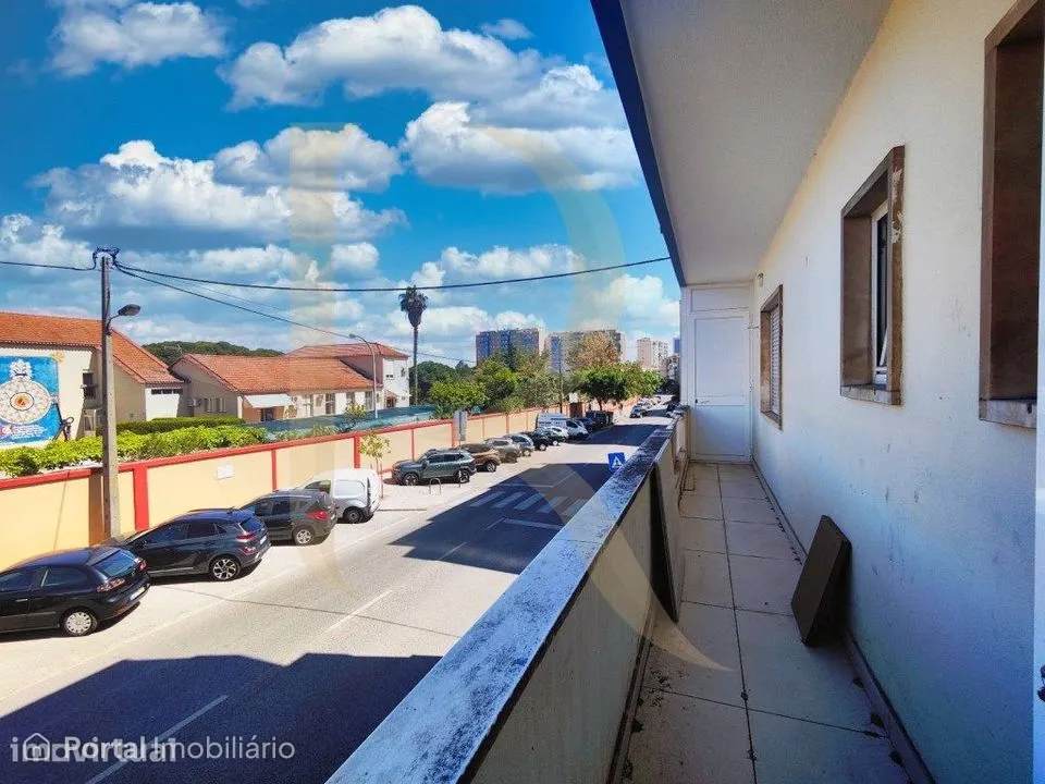 Apartamento T4 remodelado no Laranjeiro - Almada