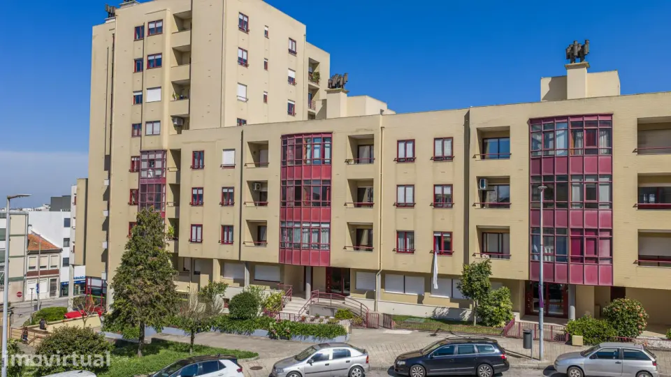 Excelente apartamento T4, em Paranhos, convertido em T3