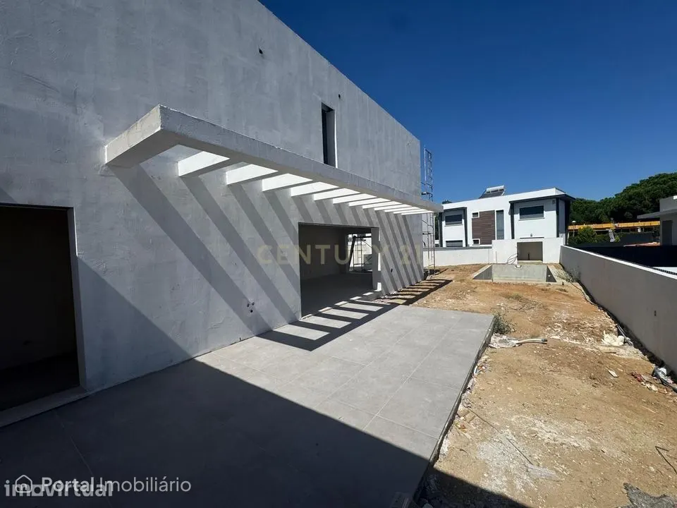 Moradia Moderna Isolada em Construção | Azeitão – Varzea