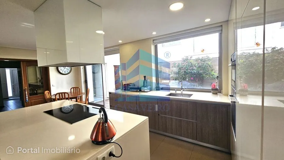 Moradia T4 de Gaveto, em Esgueira