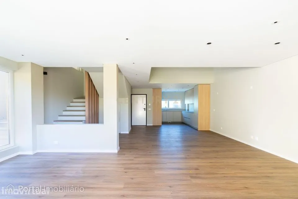 Moradia T4 com piscina e jardim | 4 suites | Caparica