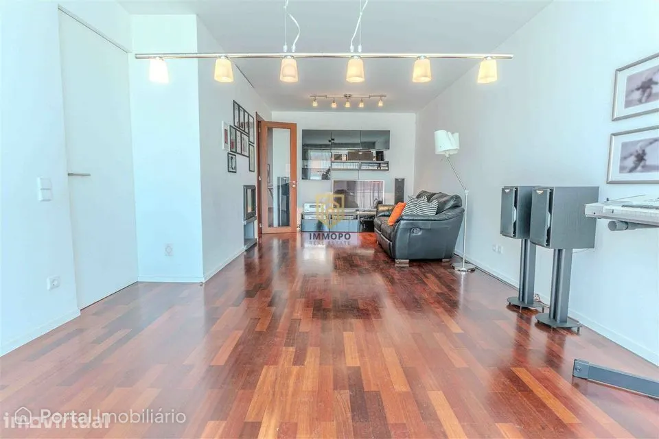 Apartamento T2 na Senhora da Hora, com duas garagens