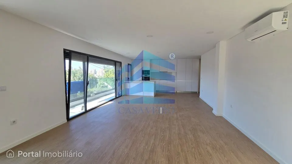 Apartamento T3 com Varandas no centro de Esgueira
