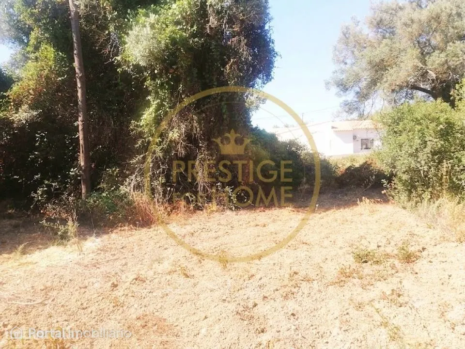 Terreno com a área de 450 m2 a poucos minutos de Loulé.