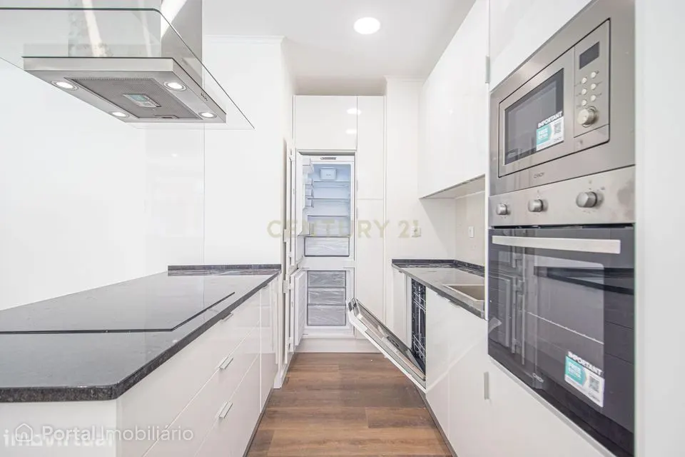 T3 totalmente remodelado em Sacavém com 1 lugar de garagem