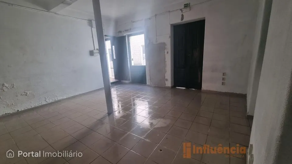 Prédio de Utilização Mista com Potencial Habitacional e Comercial no Centro de Alcoentre