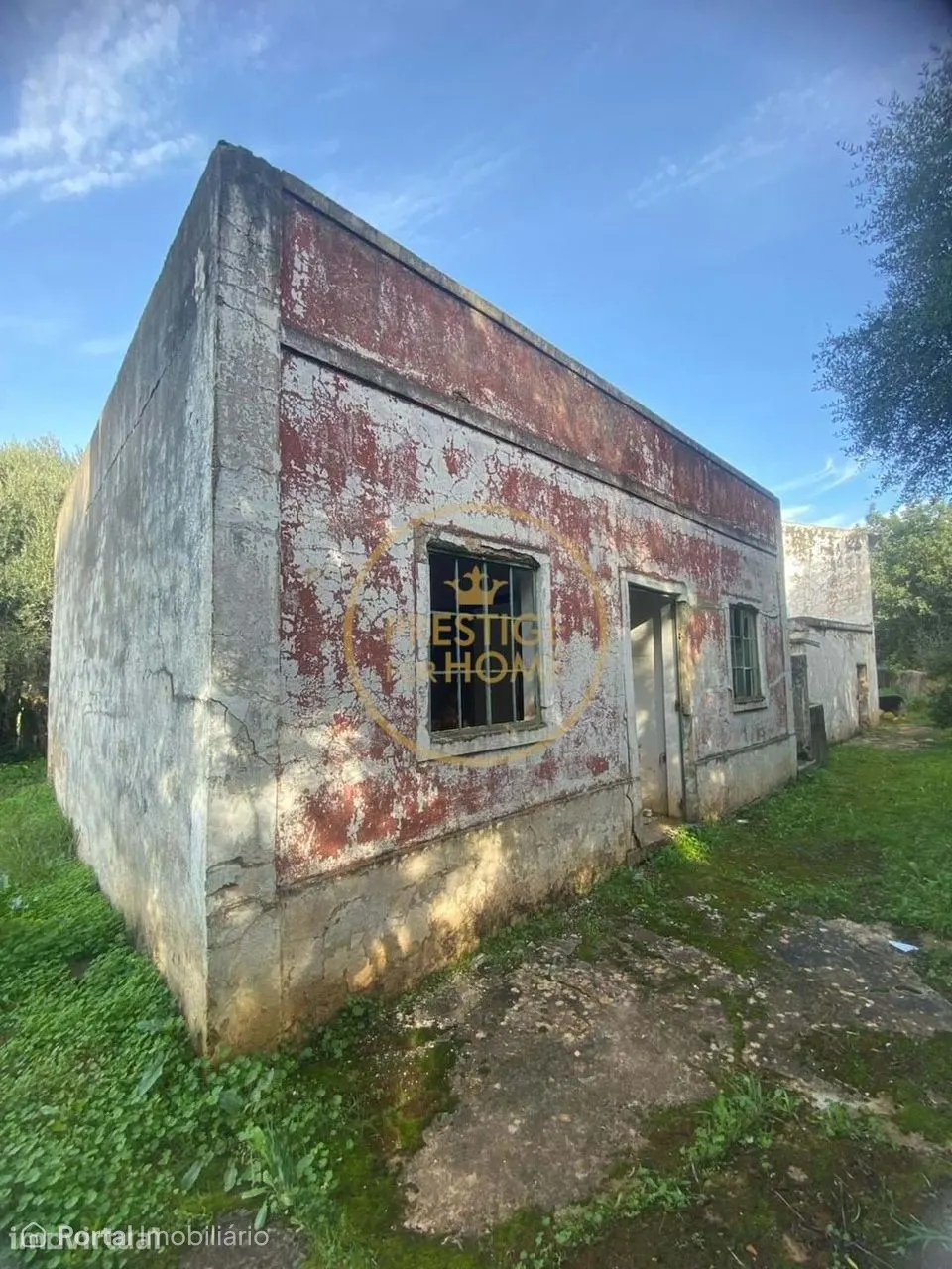 Magnífico terreno misto e plano de 10699 m2, localizado às margens de
