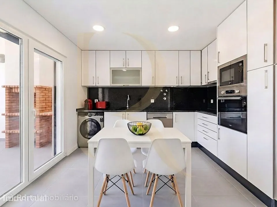 Apartamento T3 com elevador, parqueamento e arrecadação com condomí...