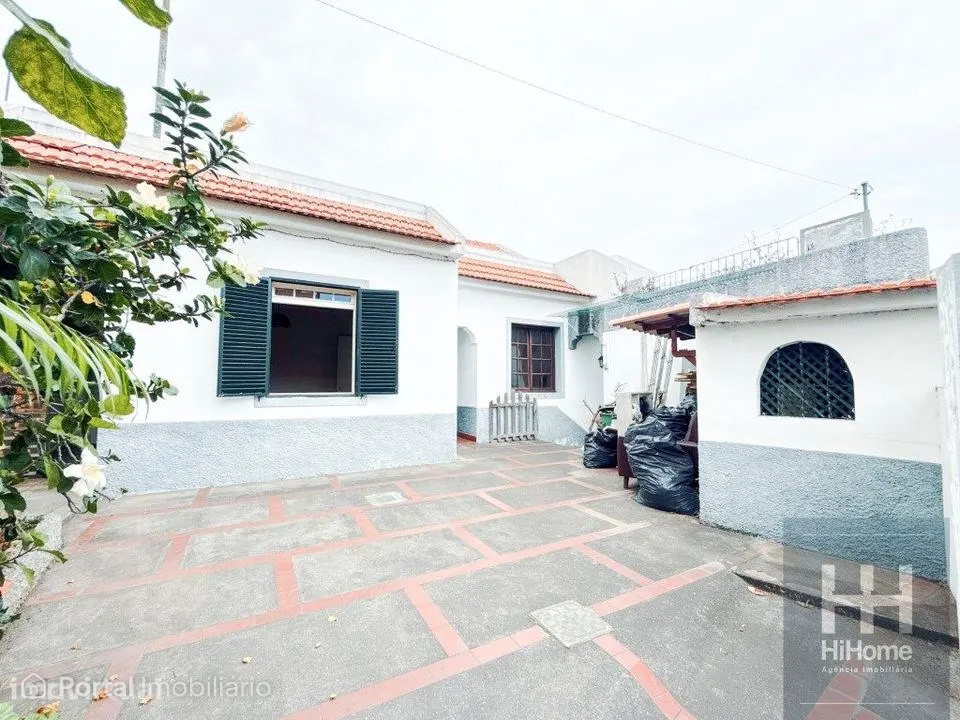 Moradia com 4 quartos, jardim, sótão e terraço em centro Funchal