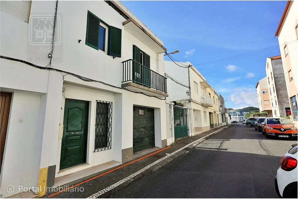 Moradia geminada / 4 quartos / garagem / quintal e terraço / São Pedro