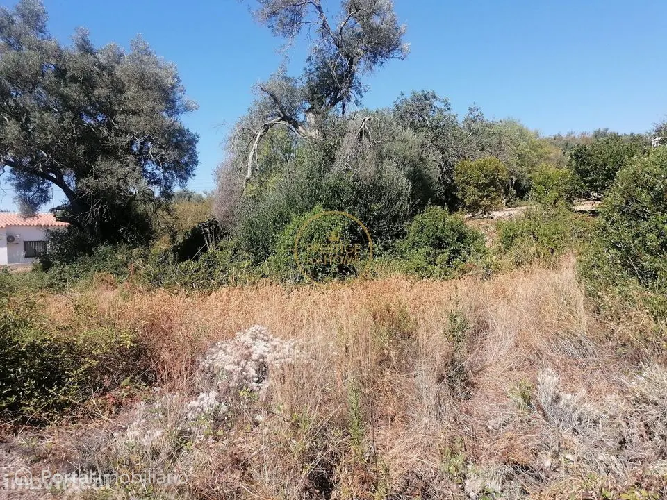 Terreno com a área de 450 m2 a poucos minutos de Loulé.