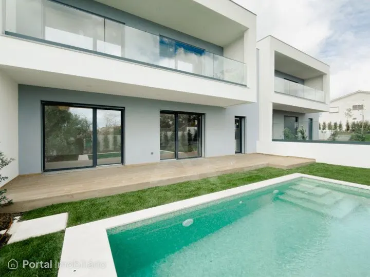 Moradia T4 em Manique com piscina e jardim privativos em condomínio...
