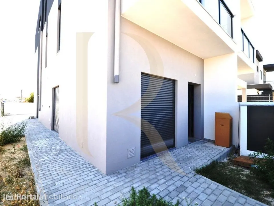 Moradia nova geminada T4 triplex