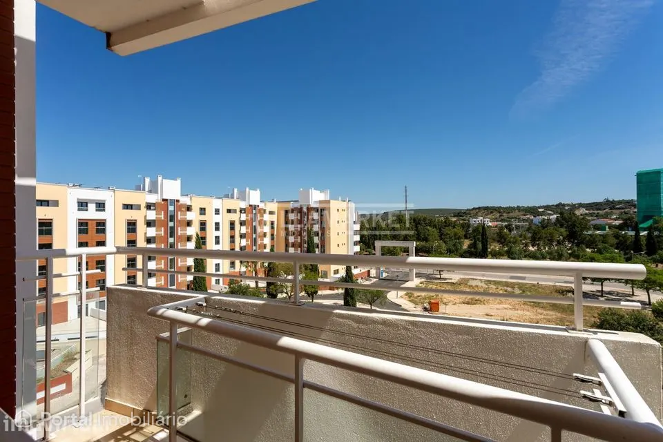 Apartamento T3 da banca com vista mar e estacionamento na cave situado