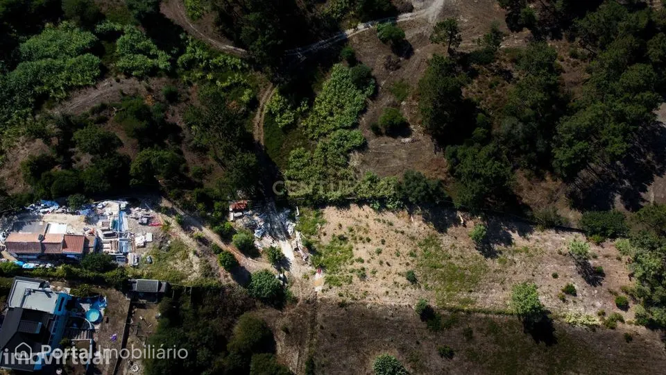 Moradia sem licença para recuperar inserida num terreno com 4.094 m² –