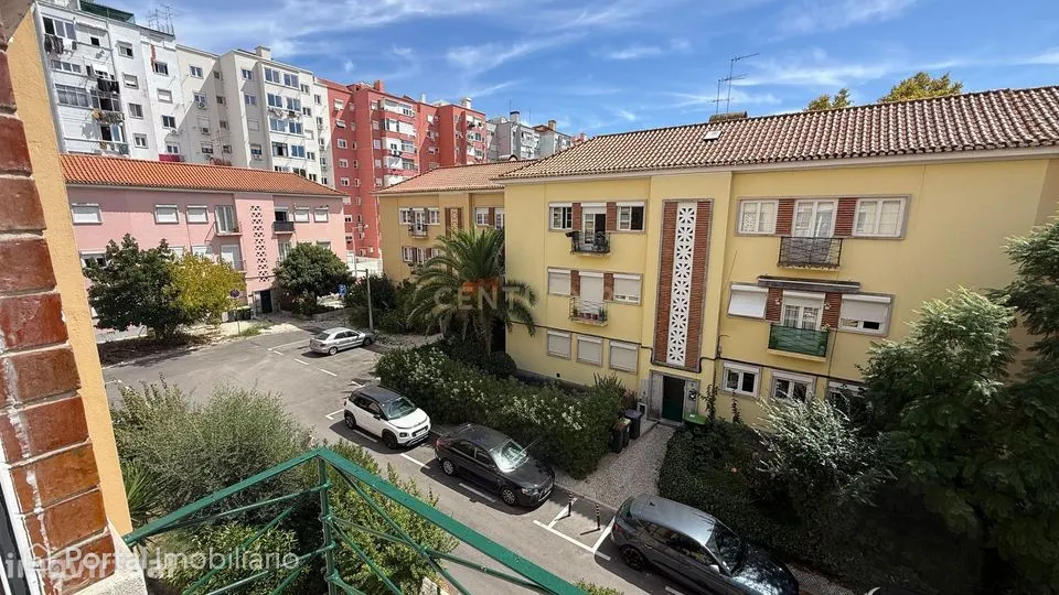 T2 | Alvalade | Parcialmente Remodelado | Arrendamento