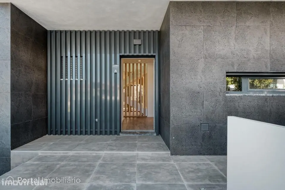 Moradia T4 com Acabamentos Premium — Fanqueiro, Loures