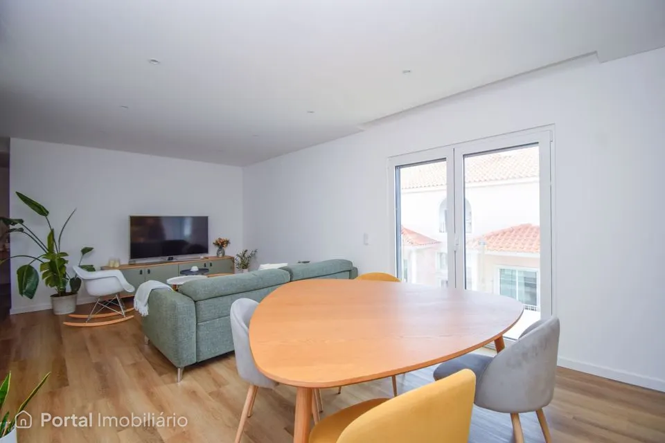 Apartamento T3 no último andar, em condomínio fechado com jardim – Alto da Parede, Cascais