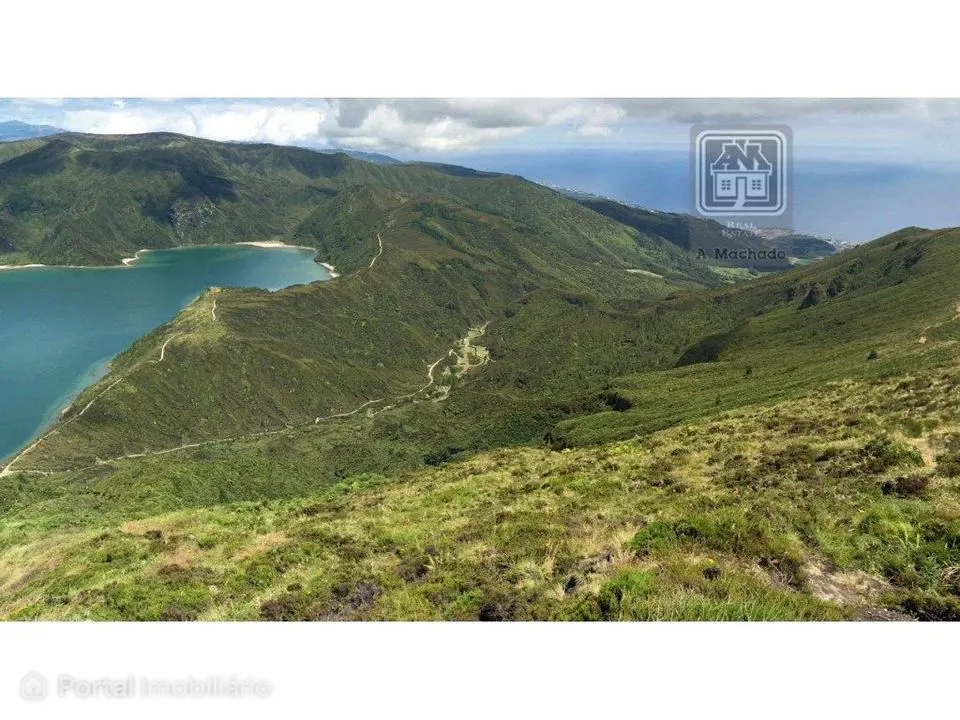 VENDA de AMPLO TERRENO junto à Lagoa do Fogo, Água de Alto, Vila Fr...
