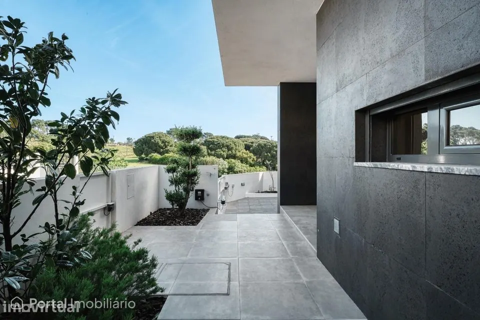 Moradia T4 com Acabamentos Premium — Fanqueiro, Loures