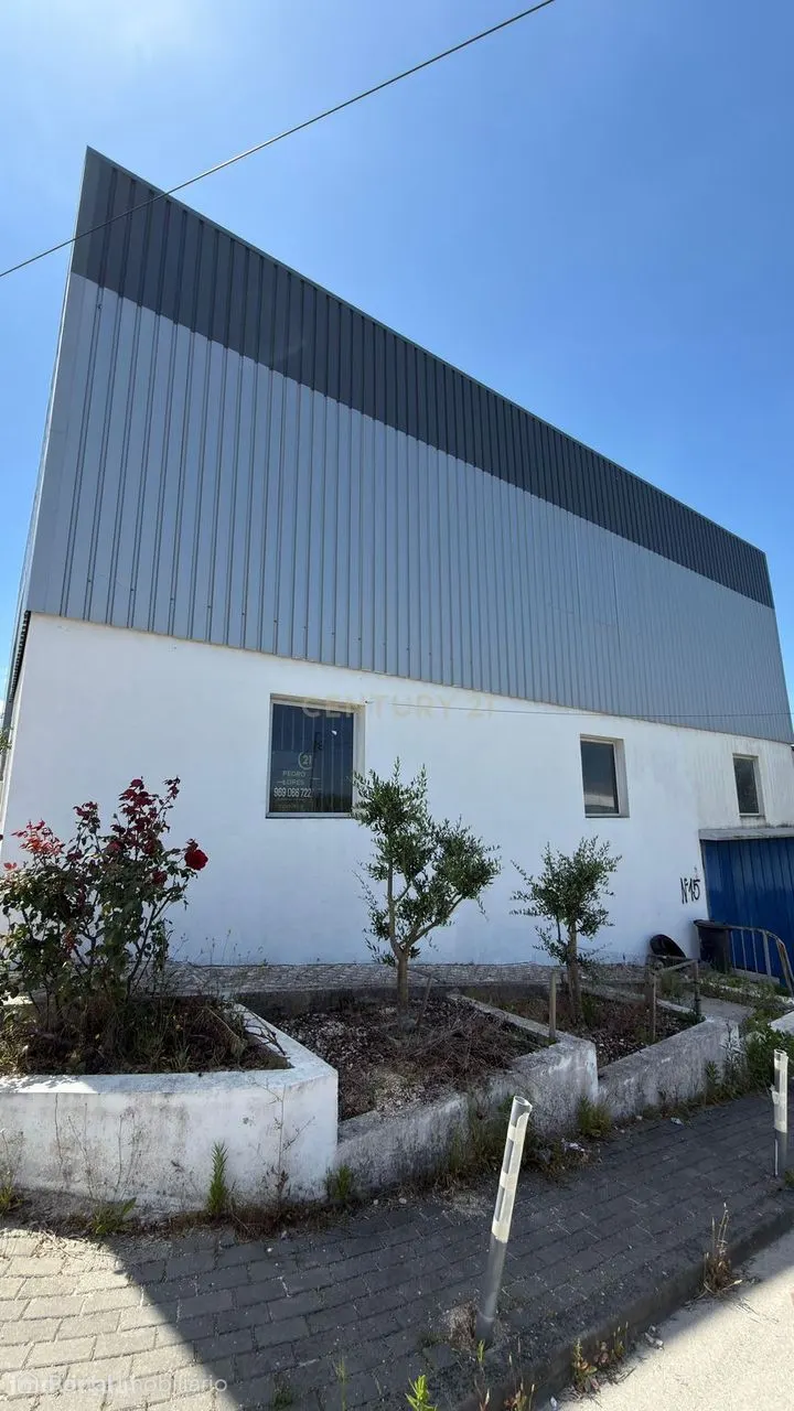 Armazém/Oficina com 2 Pisos e Entradas Independentes – Frielas