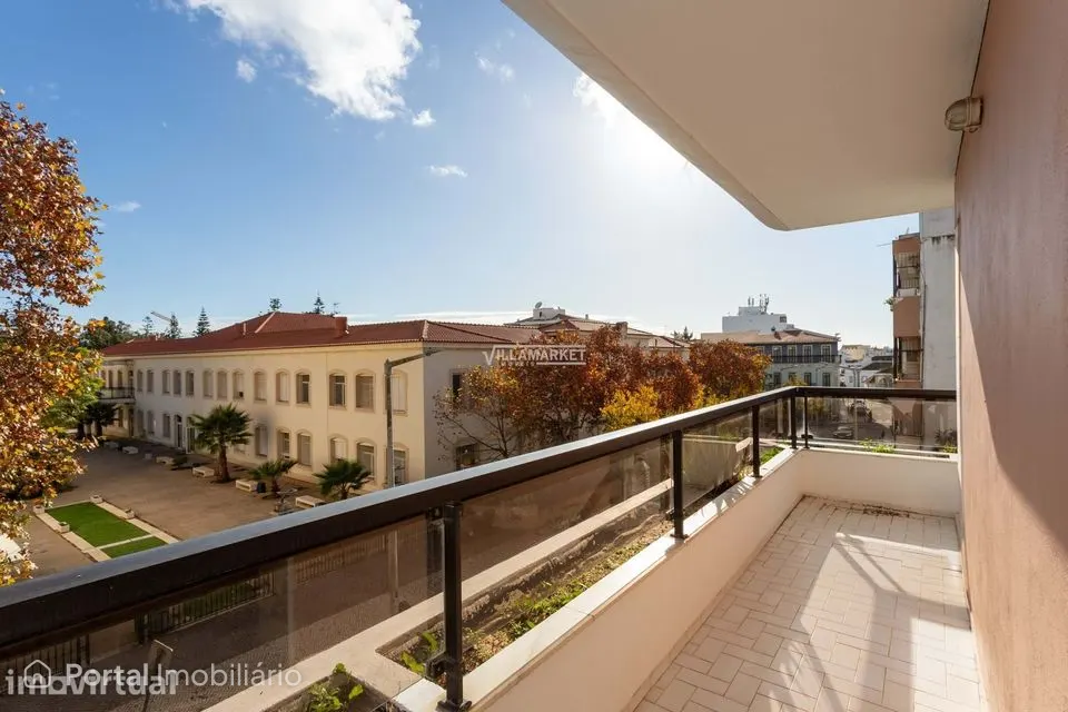 Apartamento T3 inserido no 2º andar de edifício com elevador situado n