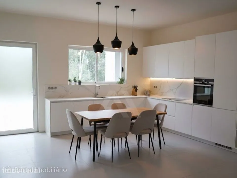 Moradia T4 remodelada em condomínio fechado com jardim em Leiria
