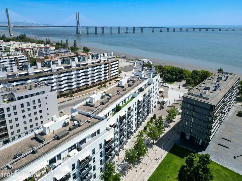 T2 + 1 Premium com Suíte, Varanda e 2 Lugares de Garagem e Arrecadação
