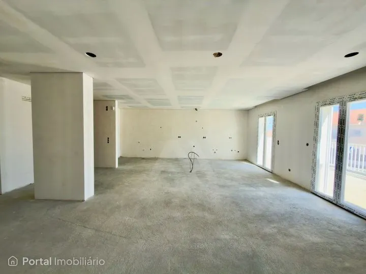Apartamento T4+1 duplex remodelado com jacuzzi e garagens em Alcabi...