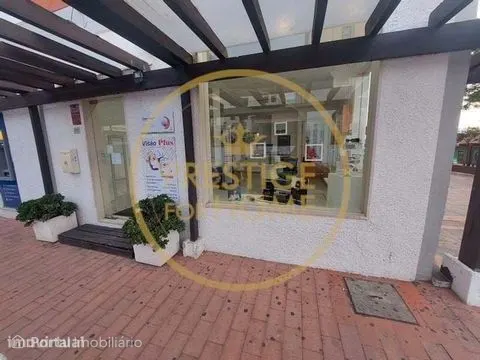 Loja com excelente localização, a escassos metros da marina de Vilamou