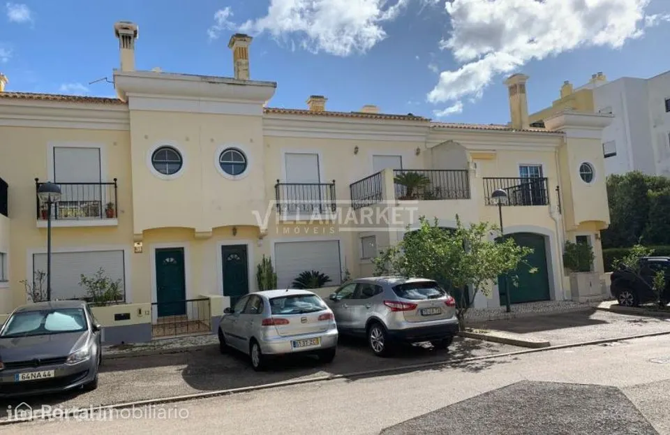 Moradia V4 em Banda (ocupada ilegalmente) composta por 2 pisos situada