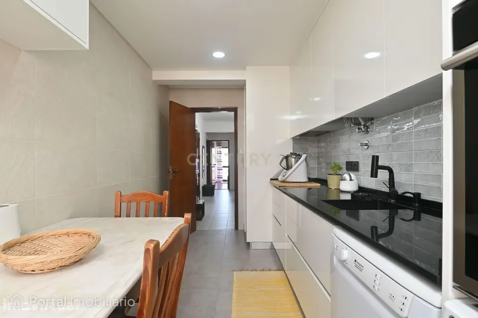 Apartamento T3 semi-remodelado, luminoso e pronto a habitar, na Rincho