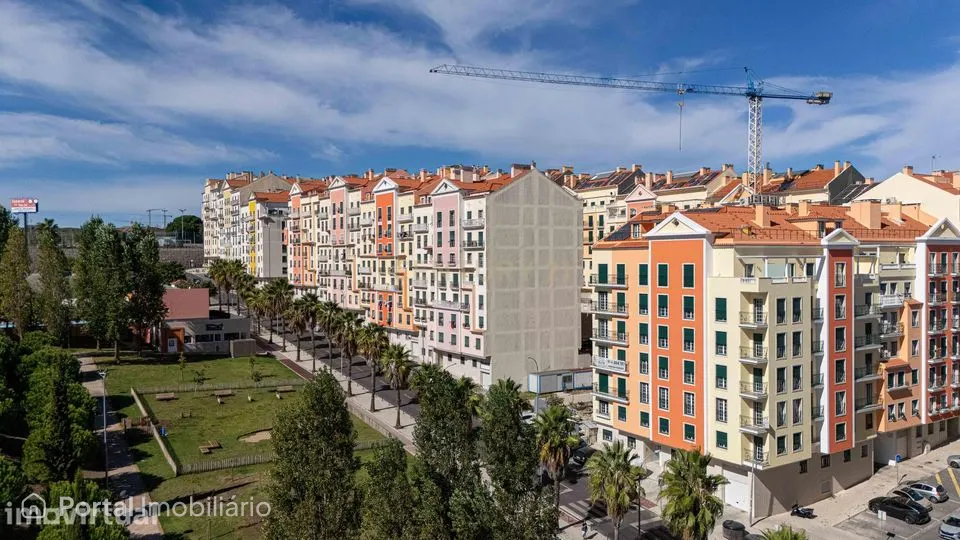 Apartamento T4 com terraço e vista desafogada, Neudel - Amadora