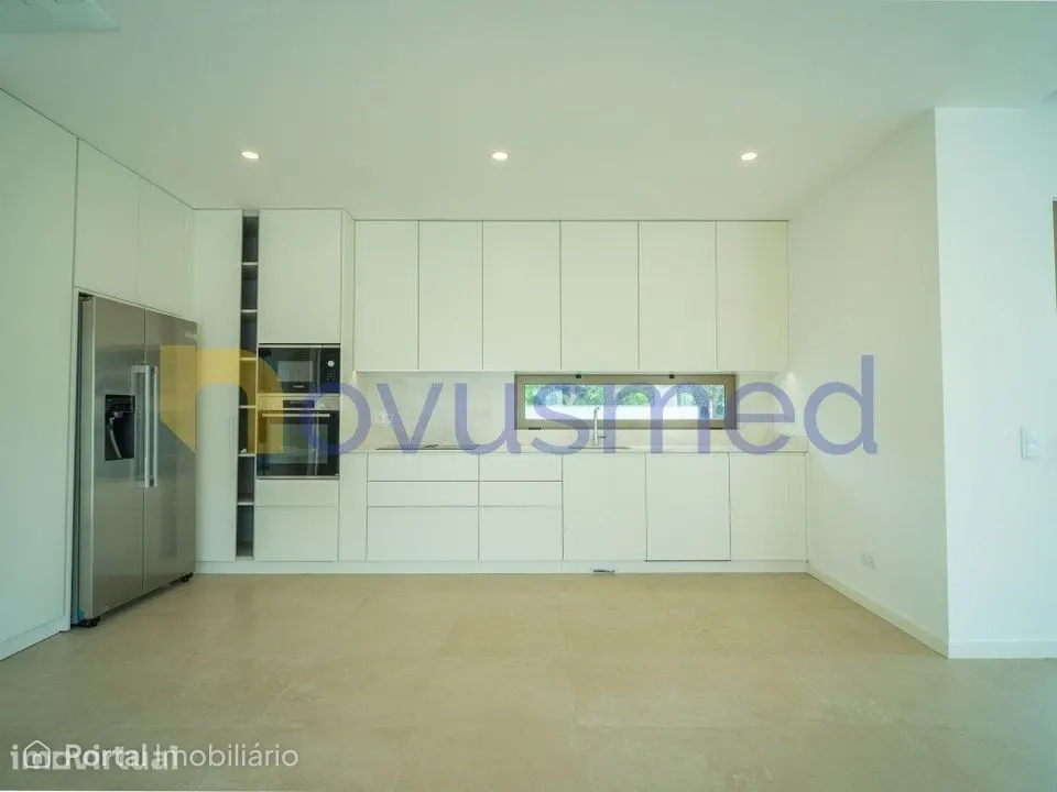 Moradia T3 de luxo, piscina com borda infinita na Marina de Albufeira