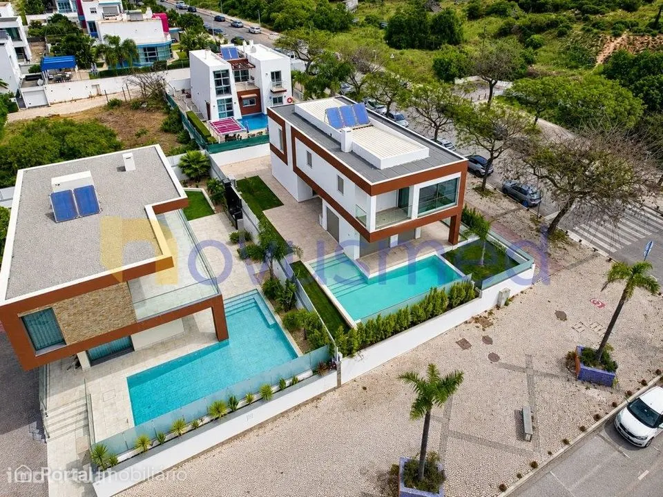 Moradia T3 de luxo, piscina com borda infinita na Marina de Albufeira