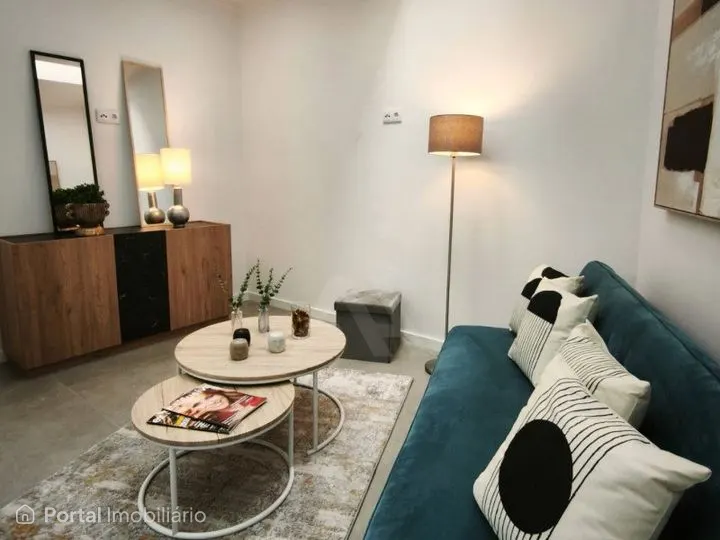 Apresentamos este apartamento T3 totalmente renovado em Benfica