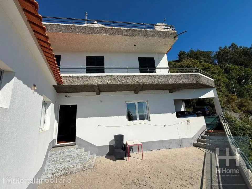 Moradia Isolada T4 de Dois Pisos na Camacha com Vista Mar