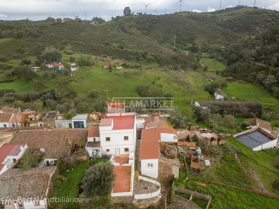 Edifício térreo composto por 3 moradias, 1 T1 e 2 T0 situado no centr