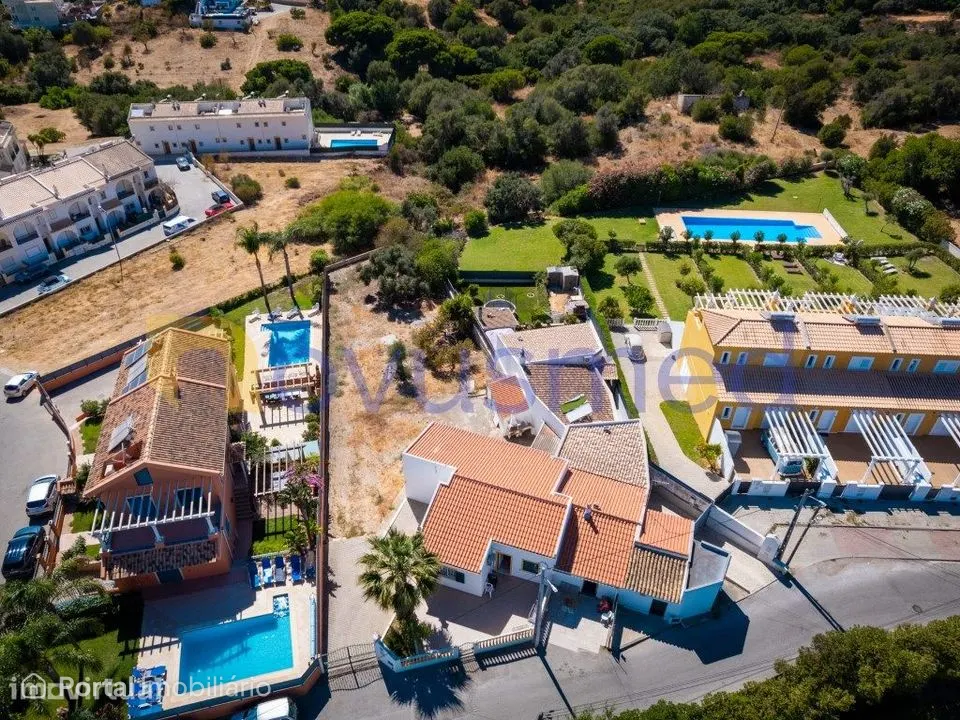 Moradia térrea geminada com 2 quartos, com terreno, em Albufeira