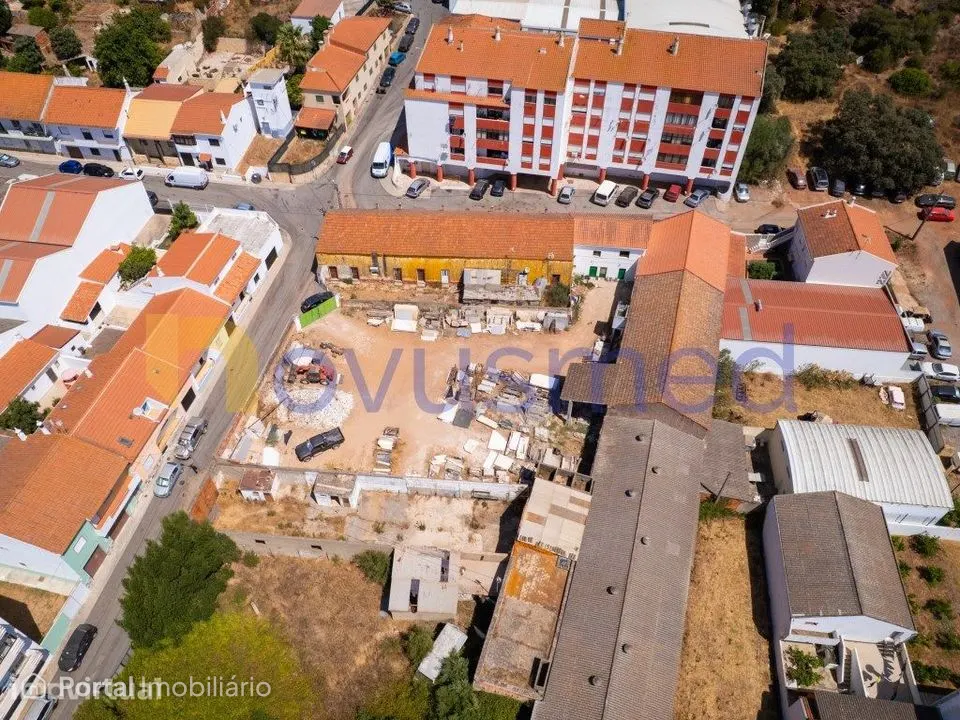 Armazém / Oficina com 1000 m2 de Terreno no Centro de São Bartolome...
