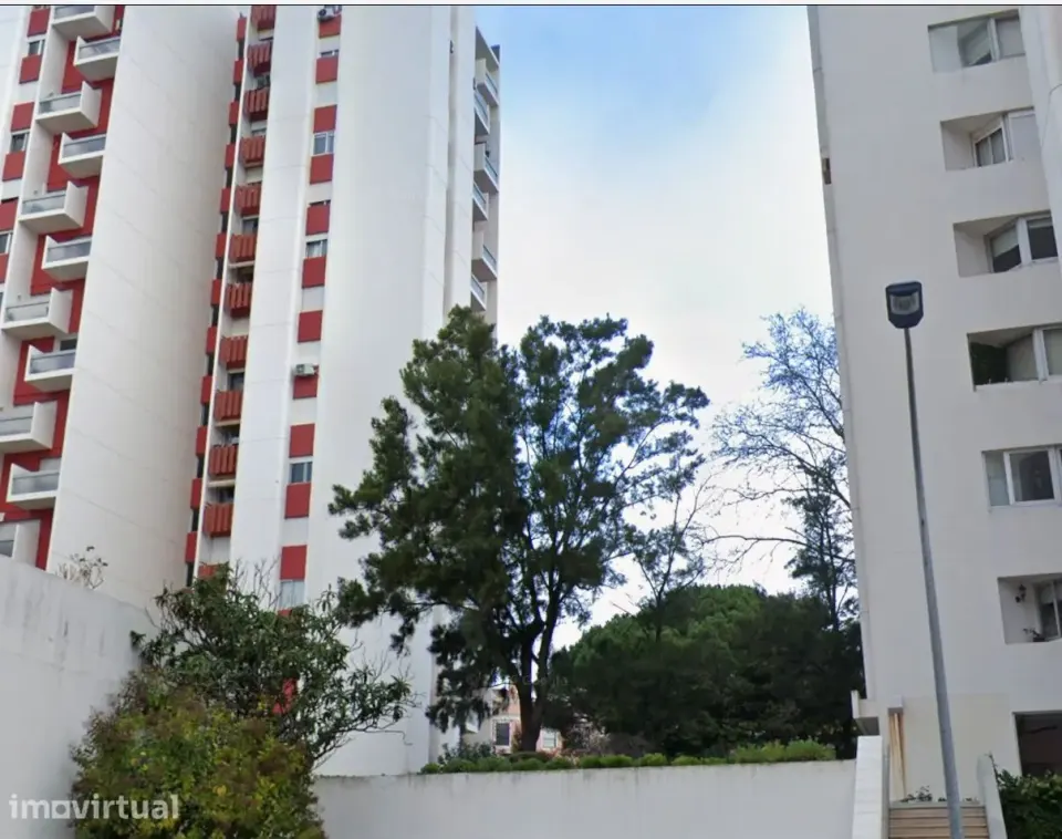 Quarto mob. cama de solteiro wc priv Condomín. Qta da Luz - Carnide
