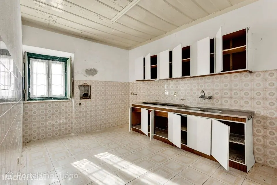 Quinta com Duas Casas Independentes em zona histórica do Gradil