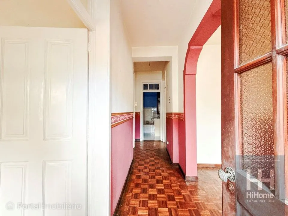 Moradia com 4 quartos, jardim, sótão e terraço em centro Funchal