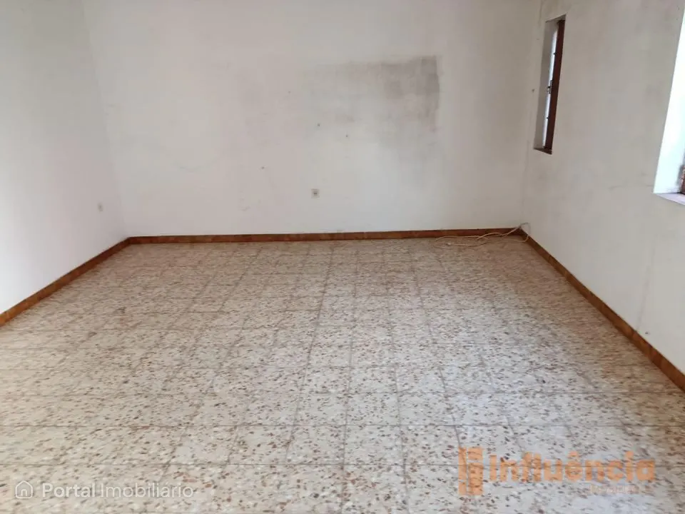 Moradia T2 com garagem e logradouro no centro de Alvito