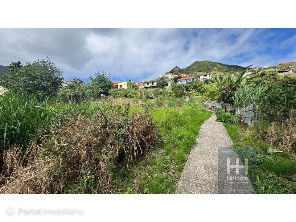 Terreno com 560 m2 em Machico