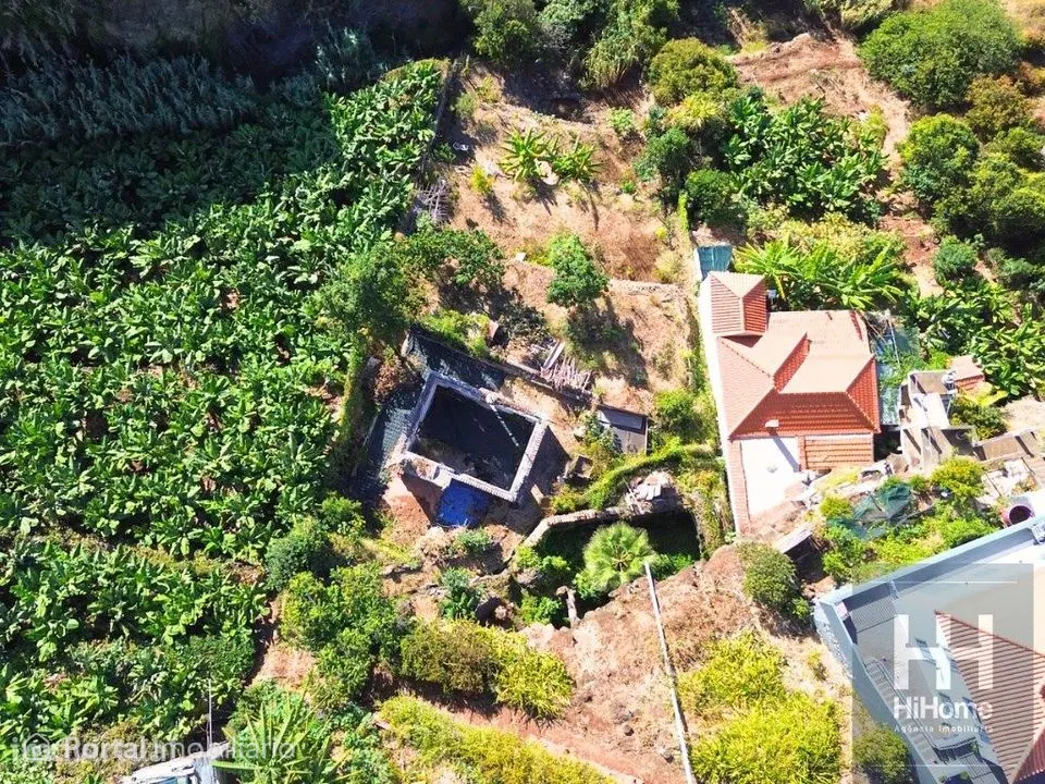 Terreno misto com moradia em ruínas para construção com vista mar